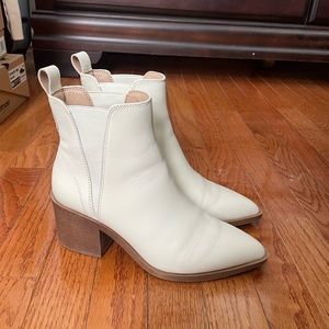 Steve Madden AUDIENCE
Color: BONE LEATHER
Size: 6.5